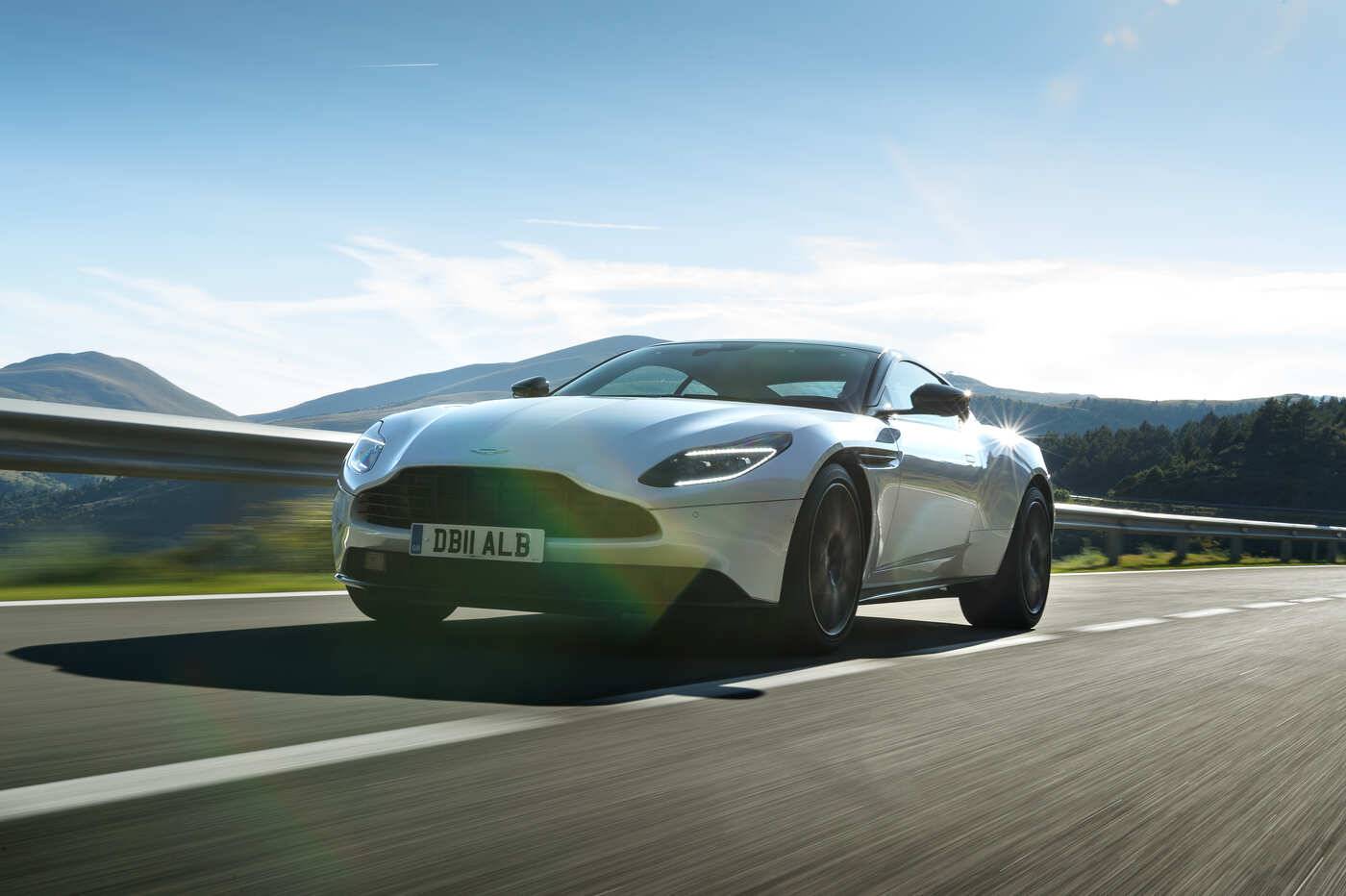 ASTON MARTIN カタログ Aston Martin Fully Reveals New Hybrid 1,064HP Valhalla Supercar