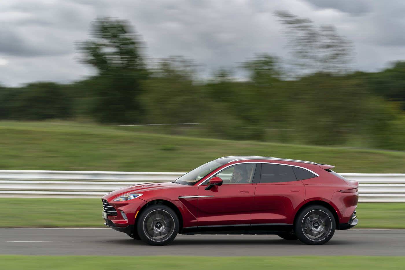 Aston Martin DBX セーフティカー 2021 アストンマーティン、初のF1用セーフティカー「ヴァンテージ」と
