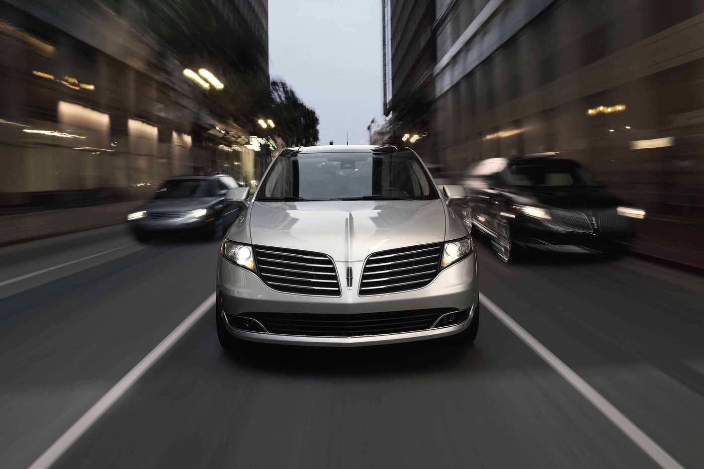 2019 Lincoln Mkt Comparisons Reviews Pictures Truecar